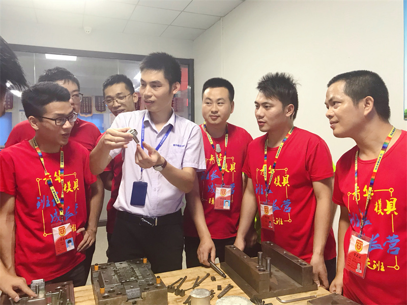 東莞青華模具實訓基地學習環(huán)境