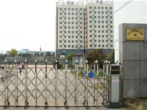 學(xué)校門口